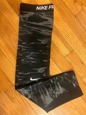 Nike Pro Women’s Dri-FIT Mid-Rise Cropped Leggings - Medium